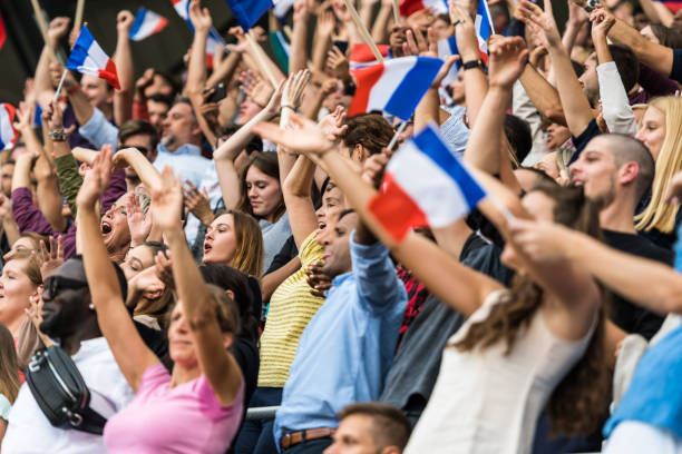 französische fans mit wave-flaggen - frankreich wm stock-fotos und bilder