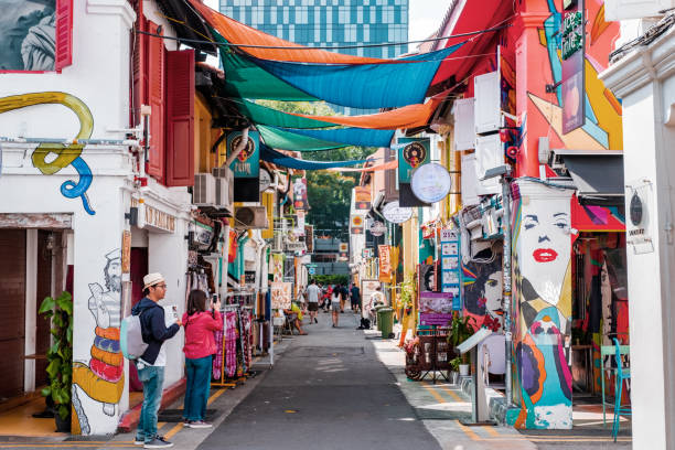 les gens font du shopping et se promènent dans la célèbre petite rue de la ville. - day architecture asia asian culture photos et images de collection