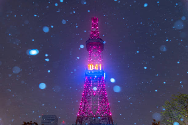 札幌テレビ塔、世界中の観光客のための有名なランドマークで美しい雪の夜景 - 北海道 札幌 道路 ハイアングル ストックフォトと画像