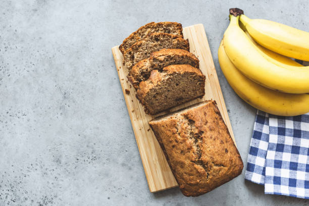 바나나 빵 덩어리에 콘크리트 배경 평면도 - banana bread 뉴스 사진 이미지