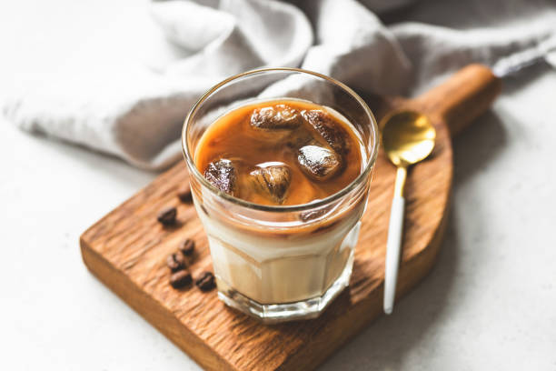 グラスにクリームを添えたアイスコーヒー - カフェラテ　アイス ストックフォトと画像