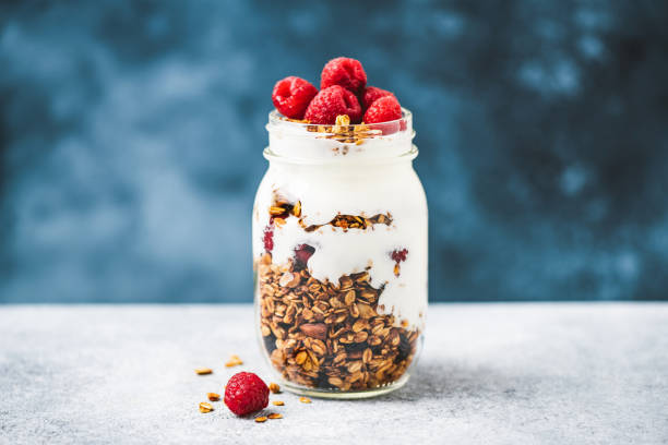 granola z jogurtem greckim i malinami w słoiku - yogurt jar cream milk zdjęcia i obrazy z banku zdjęć