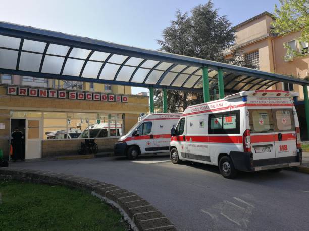 民間病院の救急室にベネヴェント救急車 - パビリオン 写真 ストックフォトと画像