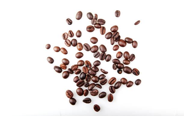 grains de café d’isolement sur le blanc - bean coffee bean heap white photos et images de collection