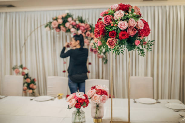 beautiful wedding flowers decor - flower arrangement dining room decor dining imagens e fotografias de stock