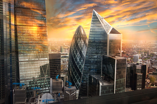 Ciudad de Londres, Reino Unido. Vista del horizonte del famoso distrito financiero de Londres en la hora dorada del atardecer. La vista incluye rascacielos, edificios de oficinas y un hermoso cielo. photo