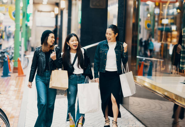 市内の袋の買い物をしている3人の中年の大人の女性 - women shopping ストックフォトと画像