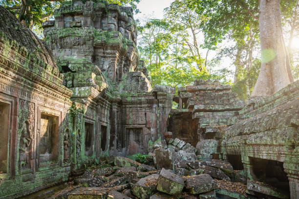 アンコールワットタプローム夕暮れ、カンボジア - ancient angkor wat footpath stone ストックフォトと画像