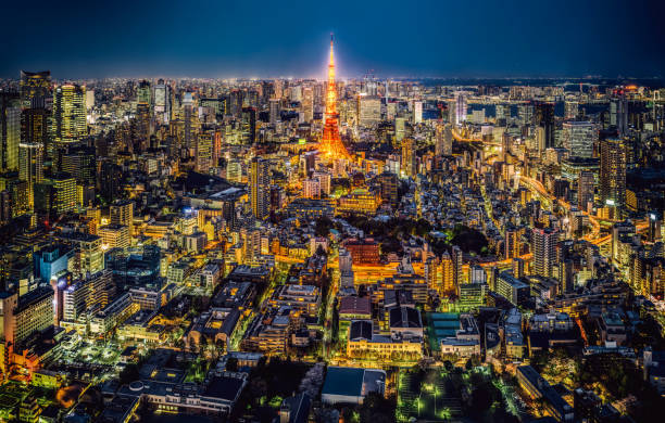 токио горизонта в ночное время, япония - tokyo tower shinjuku ward tokyo prefecture communications tower стоковые фото и изображения