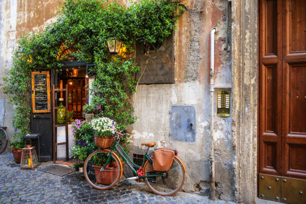 un caratteristico ristorante romano in un vicolo del quartiere trastevere - rome italy travel traditional culture foto e immagini stock