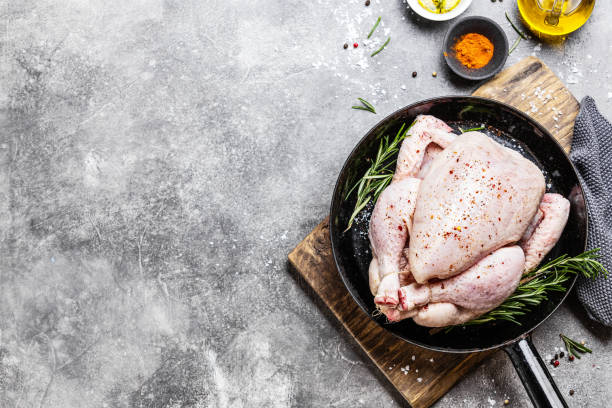 galinha inteira crua pronta para cozinhar - chicken pot - fotografias e filmes do acervo