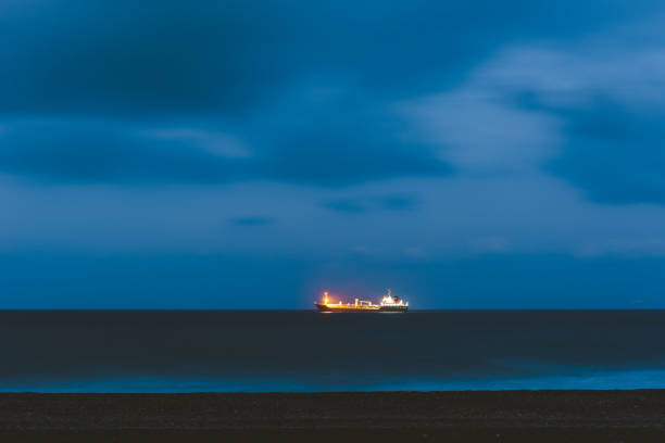 navio de petroleiro no mar na noite - sea aegean sea night illuminated - fotografias e filmes do acervo