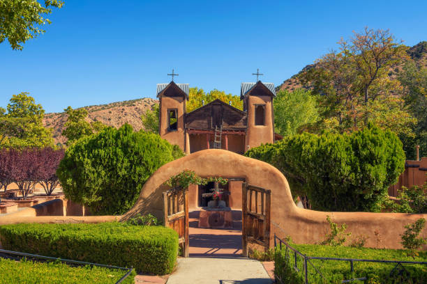 エルコンソラータ・デ・ chimayo 歴史ある教会 (ニューメキシコ州) - taos ストックフォトと画像