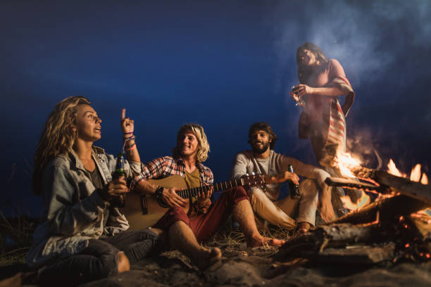 浜辺のキャンプファイヤーによるギターパーティー! - friendship camping night campfire ストックフォトと画像