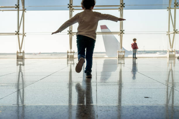 Matriz que joga com seus miúdos no aeroporto - foto de acervo