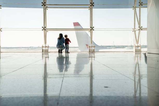 madre che gioca con i suoi figli all'aeroporto - airport airplane travel airport lounge foto e immagini stock