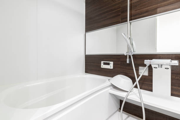 große weiße badewanne im neuen, modernen badezimmer - badezimmer stock-fotos und bilder
