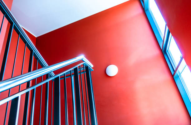 современная винтовая лестница - concrete wall railing metal bannister стоковые фото и изображения