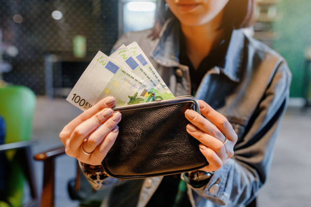 zbliżenie kobiecych rąk z portfelem i pieni�ędzmi banknotów euro w kawiarni - european union euro note obrazy zdjęcia i obrazy z banku zdjęć