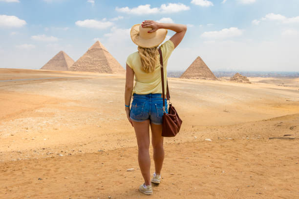 jovencita en el desierto del sahara - tourist egypt pyramid pyramid shape fotografías e imágenes de stock