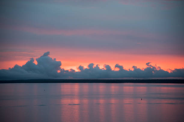 drammatico tramonto di darwin - darwin australia northern territory harbor foto e immagini stock