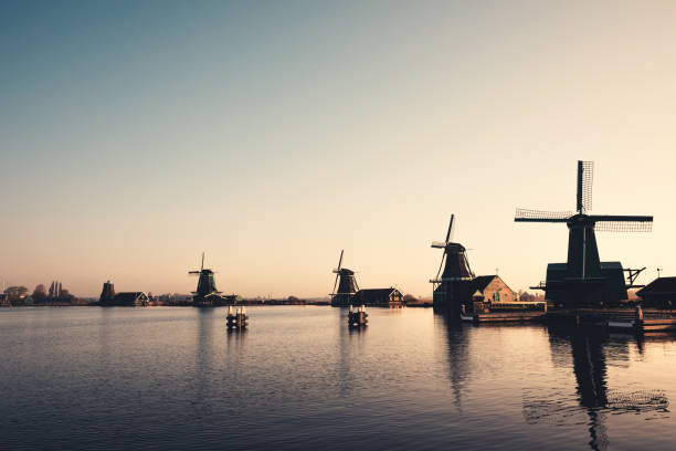 mulini a vento zaanse schans - zaandam foto e immagini stock