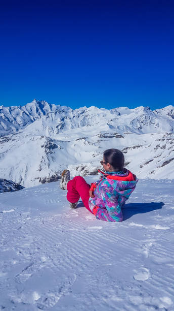 autriche-une fille se trouvant sur la neige et appréciant la vue wast - apres ski ski resort holiday blackboard photos et images de collection