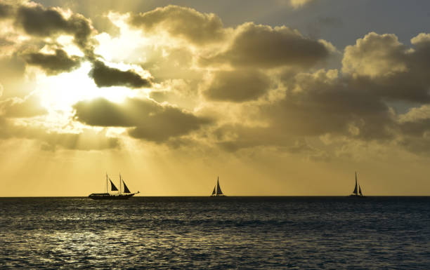 tramonto mozzafiato sull'oceano ad aruba - sailing sailboat sunset aruba foto e immagini stock