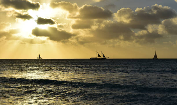 superbe coucher de soleil sur l’océan à aruba - sailing sailboat sunset aruba photos et images de collection