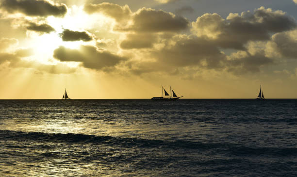 tramonto mozzafiato sull'oceano ad aruba - sailing sailboat sunset aruba foto e immagini stock