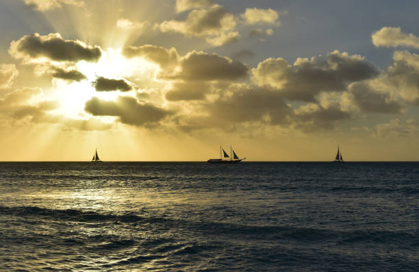 tramonto mozzafiato sull'oceano ad aruba - sailing sailboat sunset aruba foto e immagini stock