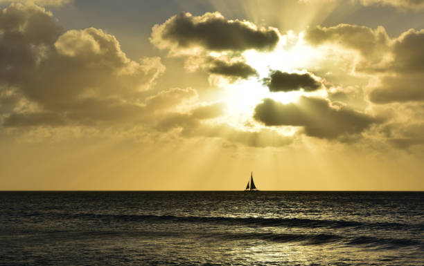 splendido tramonto sull'oceano ad aruba - sailing sailboat sunset aruba foto e immagini stock