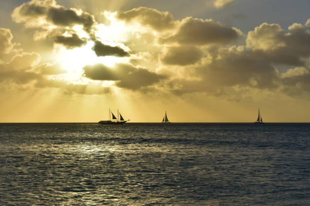 superbe coucher de soleil sur l’océan à aruba - sailing sailboat sunset aruba photos et images de collection