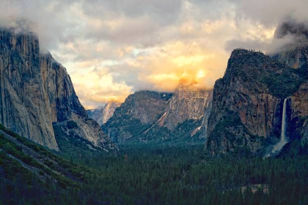 tunnel view in yosemite national park, california - mist mountain range californian sierra nevada cliff imagens e fotografias de stock