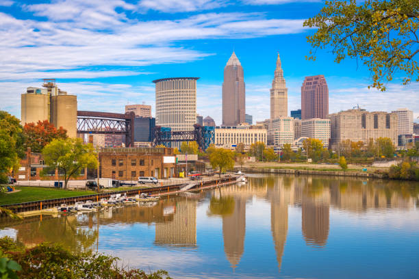 skyline de cleveland, ohio, eua no rio de coyahoga. - cleveland ohio ohio skyline famous place - fotografias e filmes do acervo