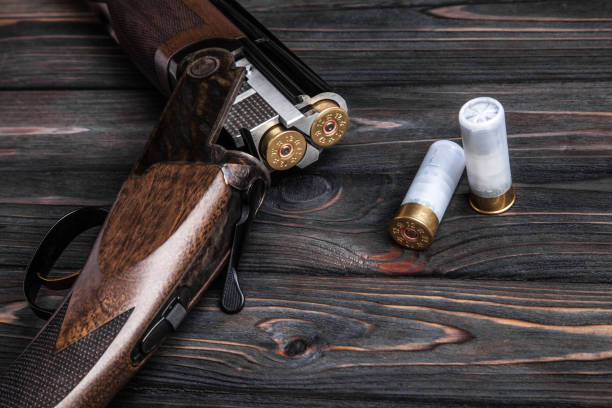 rifle de caza de madera abierto sobre un fondo de madera - cartridges meters fotografías e imágenes de stock