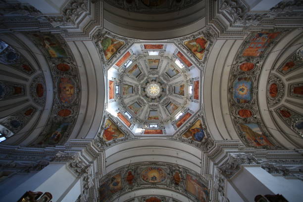 зальцбургский собор - indoors cathedral salzburg cathedral salzburg стоковые фото и изображения