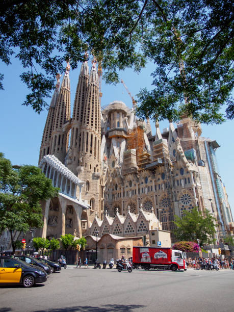 tráfego em sagrada famila, vertical, barcelona, spain - sagrada famila - fotografias e filmes do acervo