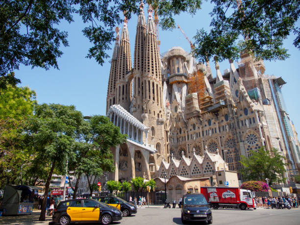 サグラダ・あり、バルセロナ、スペインでの交通 - sagrada famila ストックフォトと画像