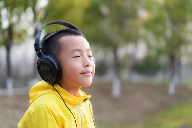 ragazzi - music listening child smiling foto e immagini stock