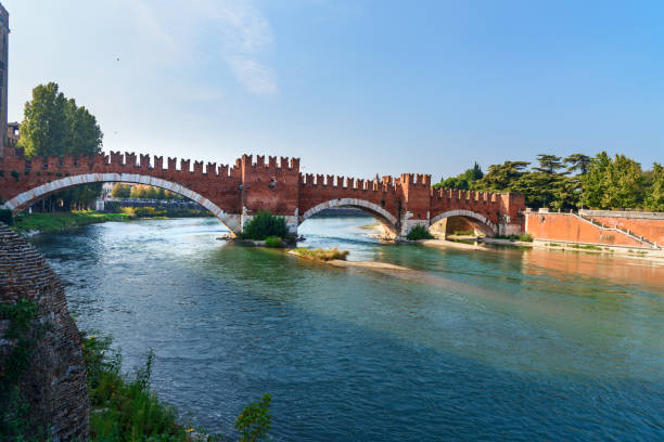 widok na ponte di castelvecchio lub most castel vecchio nad rzeką adige. werona. włochy - north eastern italy zdjęcia i obrazy z banku zdjęć