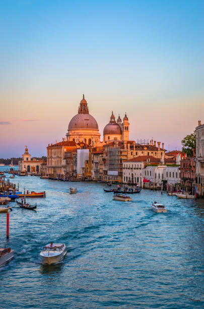 vue sur la basilique santa maria della salute au coucher du soleil à venise, italie - italy adriatic sea summer europe photos et images de collection