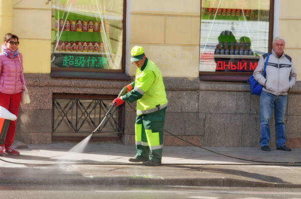 idratazione delle strade della città. - fountain water physical pressure splashing foto e immagini stock