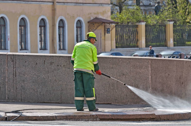 die hydration der straßen der stadt. - fountain water physical pressure splashing stock-fotos und bilder