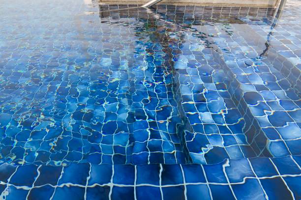 imagen de los pasos de piscina de lujo que conducen a aguas profundas y pasamanos cromo de nadador salud y seguridad para los niños que aprenden a nadar, cuadrados de pequeños azulejos de la piscina de mosaico azul y ondulante foto distorsionada de agua, - lap pool fotos fotografías e imágenes de stock