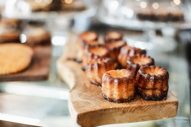 delizioso canelé di pasticceria francese - cooked in a row traditional culture indoors foto e immagini stock