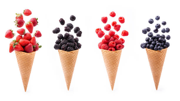 アイスクリームコーンのベリーの生き生きとカラフルな品種 - gourmet waffle raspberry berry fruit ストックフォトと画像