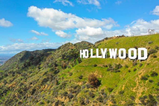 ハリウッドサイン世界的に有名な観光地の航空写真 - カリフォルニア州ハリウッド ストックフォトと画像
