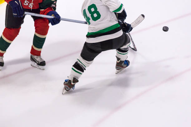 istock Feminine hockey players strategy 1145899165