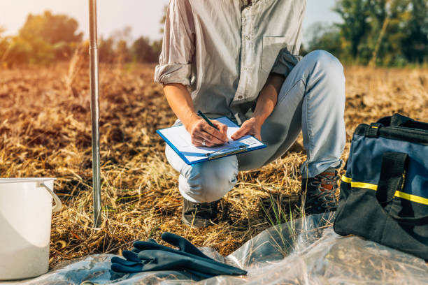 test del suolo. agronomi donne che prendono appunti all'aperto - dirt scientific experiment soil sample environment foto e immagini stock